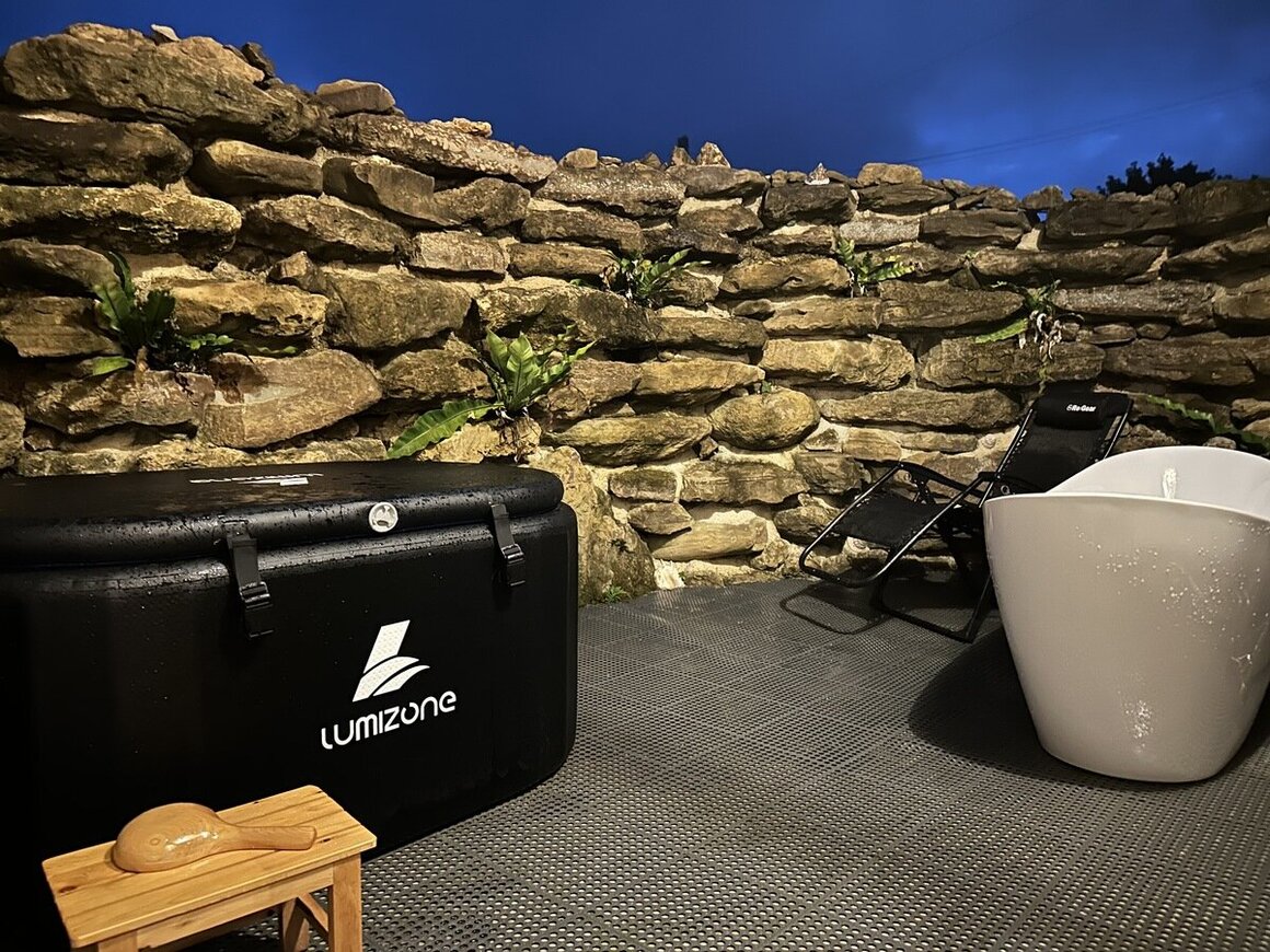 夜の庭と屋外風呂