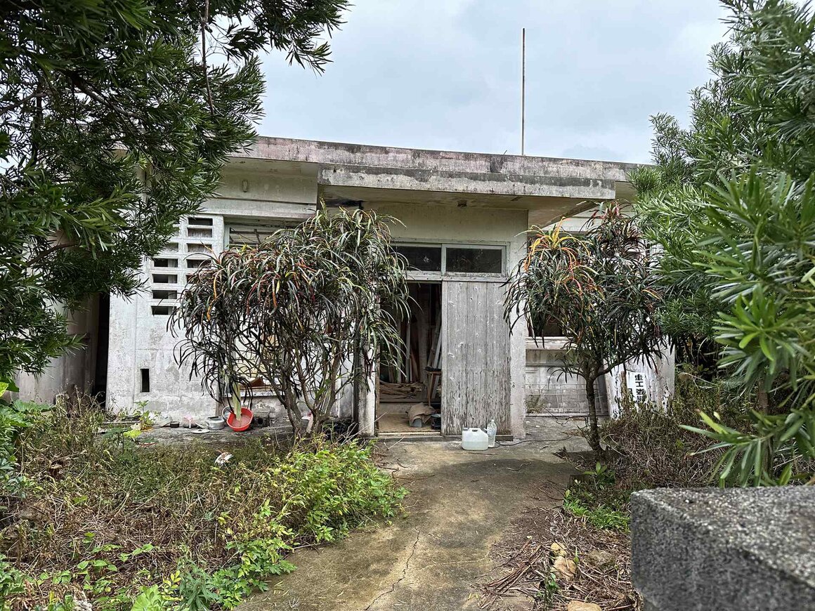 古い梁が見える室内